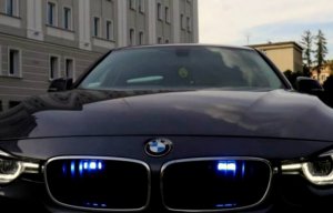 Zdjęcie przedstawia nieoznakowany radiowóz policyjny marki BMW.