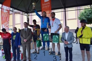 Zdjęcie przedstawia podium maratonu Atol bike MTB