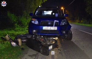 Zdjęcie przedstawia zdarzenie drogowe z udziałem motoroweru