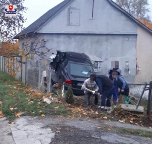 Zdjęcie przedstawia  zdarzenie z zewnątrz