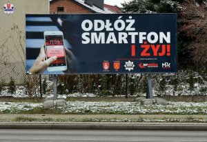 Zdjęcie przedstawia billboardu akcji  &quot;ODŁÓŻ SMARTFON I ŻYJ”.