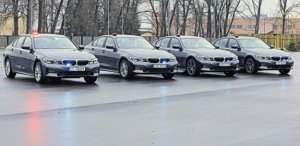 Zdjęcie przedstawia radiowozy BMW.