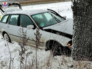 Zdjęcie przedstawia samochód BMW który uderzył w drzewo