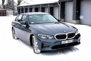 Zdjęcie przedstawia nieznakowane BMW