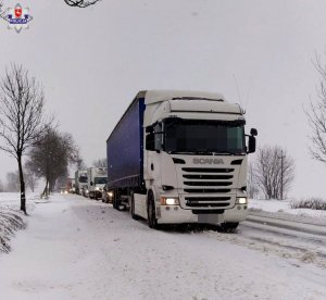 Zdjęcie przedstawia oczekujące pojazdy na drodze