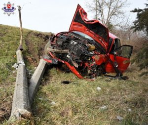 Zdjęcie przedstawia samochodu leżącego w rowie