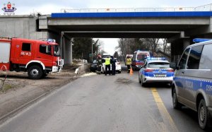 Zdjęcie przedstawia miejsce zderzenia pojazdów pod wiaduktem