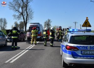 Zdjęcie przedstawia wypadek drogowy, na zdjęciu służby oraz rozbity pojazd