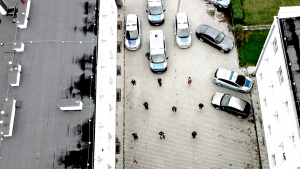 Zdjęcie przedstawia plac komendy policji a na nim radiowozy oraz biorący udział w challengeu