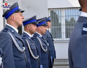 Zdjęcie przedstawia policjantów podczas awansu