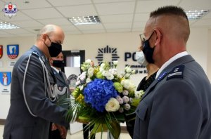 Zdjęcie przedstawia wręczenie kwiatów Komendantowi Powiatowemu Policji w Kraśniku