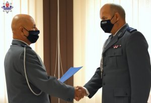 Zdjęcie przedstawia wręczenie rozkazu przez Zastępcę Komendanta Wojewódzkiego Policji