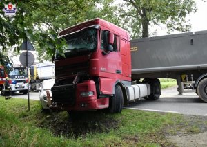 Zdjęcie przedstawia miejsce zdarzenia drogowego i uszkodzone pojazdy