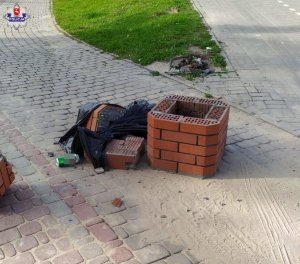 Zdjęcie przedstawia uszkodzony śmietnik