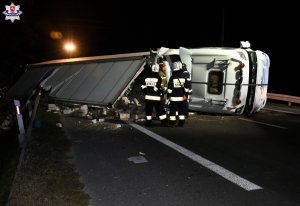 Zdjęcie przedstawia przewróconego TIR&#039;a i wysypany ładunek