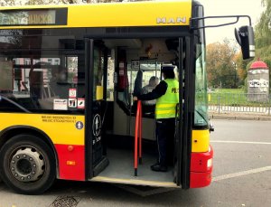 Zdjęcie przedstawia kontrolę autobusu przez policję