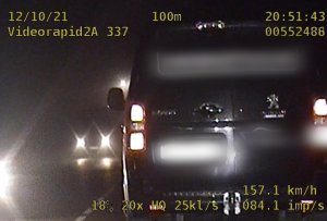 Zdjęcie przedstawia stop klatkę z videorejestratora policji, na którym widać auto jadące z prędkością blisko 160 kilometrów na godzinę.