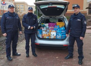 Zdjęcie karmy i policjantów