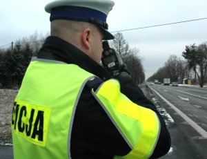 Policjant mierzący prędkość