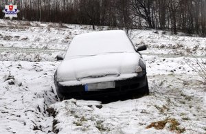 Porzucony samochód w polu