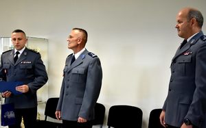 Zdjęcie trzech komendantów podczas pożegnania