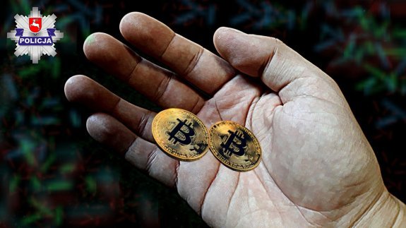 Zdjęcie przedstawia rękę a w niej monety bitcoin