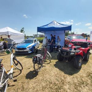 Zdjęcie przedstawia stoisko policji obok straży pożarnej