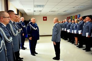 Zdjęcie przedstawia uroczysty meldunek składany przez dowódcę uroczystości