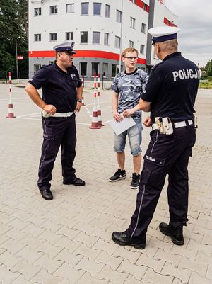 Zdjęcie przedstawia kierowcę który zdał egzamin