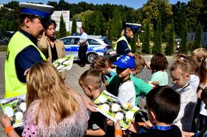 Wręczenie planów lekcji przez policjantki