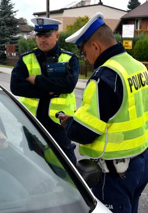 Policjanci podczas kontroli pojazdu