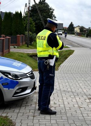 Kontrola prędkości przez policjanta