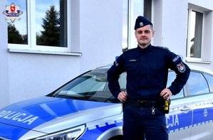 Zdjęcie policjanta koło radiowozu