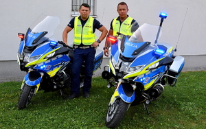 Policjanci przy motocyklach