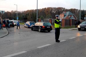 Policjant kieruje ruchem koło cmentarza