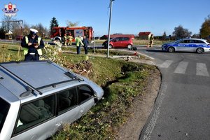 Miejsce wypadku i samochód w rowie