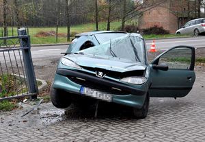 Przód pojazdu koło ogrodzenia