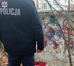 Policjant nad miejscem spania bezdomnego