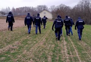 Zdjęcie policjantów idących