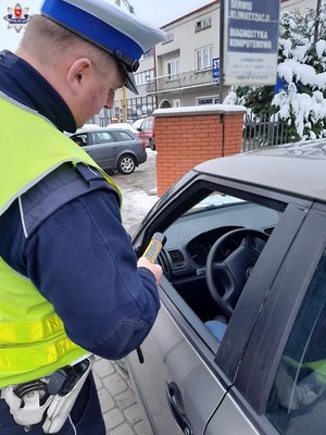 Policjant podczas kontroli