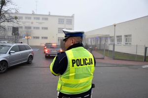 Kontrola pojazdów przez policję pod szkołą