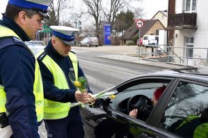 policjanci wręczają kwiaty