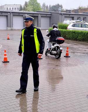 Zdjęcie przedstawia policjanta i uczestnika