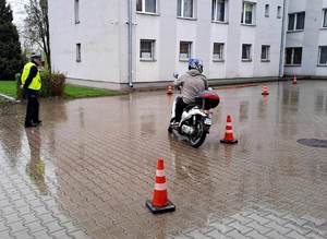 Zdjęcie przedstawia motorowerzystę podczas jazdy