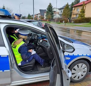 Policjanci podczas kontroli