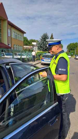 Zdjęcie przedstawia policjanta podczas kontroli