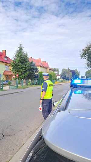 Zdjęcie przedstawia policjanta podczas kontroli