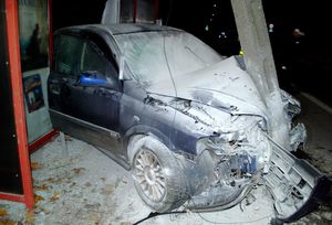 Zdjęcie uszkodzonego pojazdu i przystanku z boku