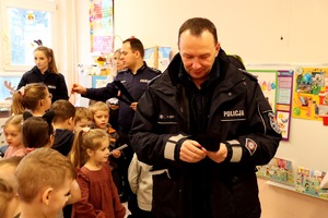 Policjanci rozdają odblaski