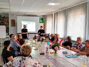 Zdjęcie prowadzących policjantów